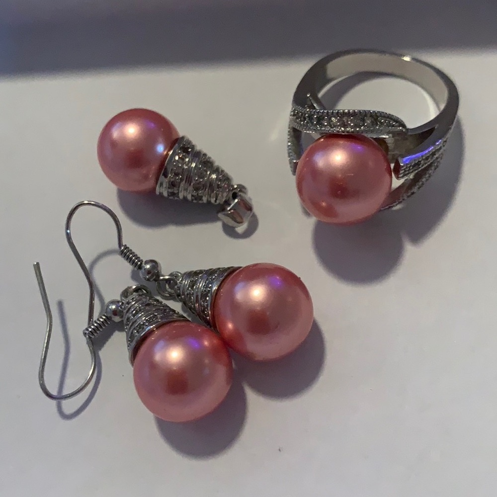 Pink pearls set